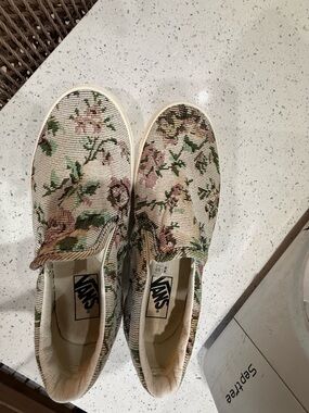 Vans  men’s Tapestry slip -On Sneakers in Cream and Pink